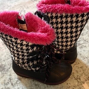 Ozark Trail Girls Houndstooth Snow Boots, Size 9